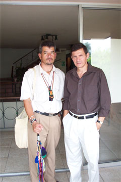 Bolaos con Jorge Arias, consejero del Cabildo de Huellas en Cauca, Colombia, 2005